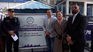 एनआरएनएद्वारा प्रहरी वृत्त दरबारमार्गलाई ब्यारिकेड हस्तान्तरण