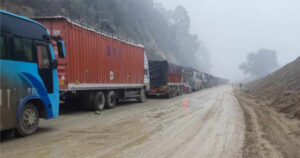 शीतले सडक चिप्लो भएपछि दाउन्नेमा १५ घण्टादेखि यातायात अवरुद्ध