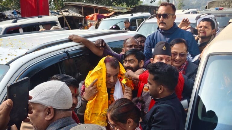 सर्लाहीमा कांग्रेस सभापति गगन थापाको भव्य स्वागत