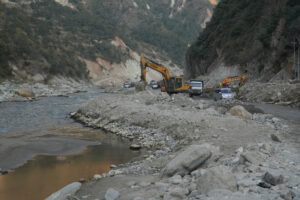 बीपी राजमार्ग : खोलामै अस्थायी सडक बनाएर सवारी आवतजावत