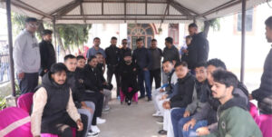 झापा– ५ मा बालेनले थाले घरदैलो अभियान, बिहानैदेखि मतदाता भेट्दै