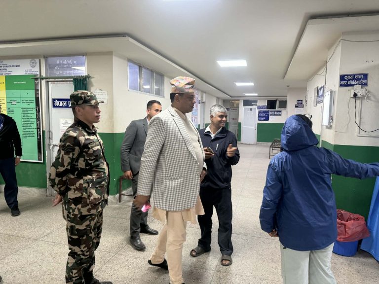 हेटौँडा अस्पतालमा मुख्यमन्त्री बानियाँको छड्के अनुगमन, डिउटीमा डाक्टर अनुपस्थित भेटिए