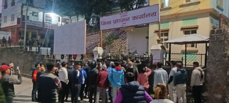 क्षतिपूर्ति माग्दै जिल्ला प्रशासन कार्यालय रामेछापमा घेराउ : बस दुर्घटनाका पीडितमाथि अश्रु ग्याँस र हवाई फायर