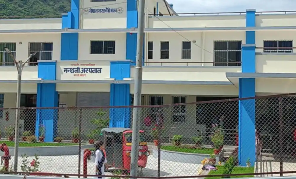 मन्थली नगर अस्पतालमा बिरामीको चाप बढ्दो, जनशक्ति अभावका कारण दैनिक लामो लाइन