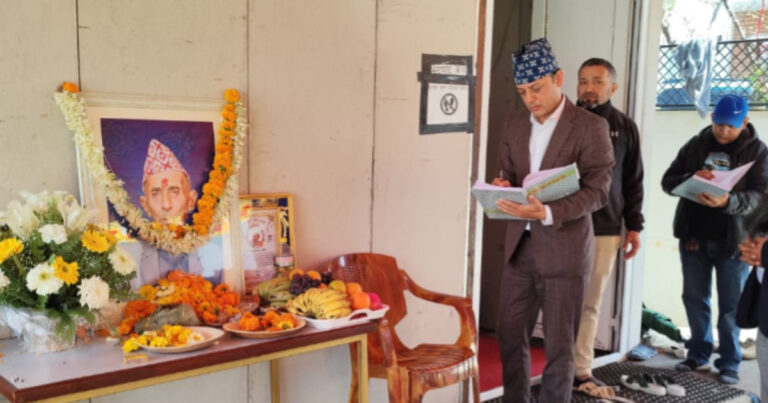 डीपी अर्याल केपी ओलीलाई भेट्न भक्तपुरस्थित गुण्डु निवासमा