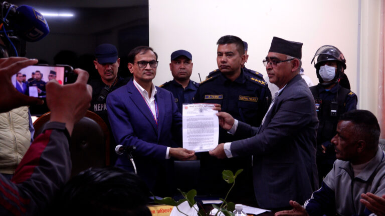 एमाले काठमाडौंद्वारा ओलीको रिहाइको मागसहित जिल्ला प्रशासन कार्यालयमा ज्ञापन पत्र