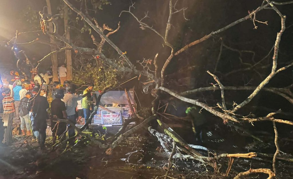 उदयपुरको कटारीमा हावाहुरीले २ जनाको मृ*त्यु, ५ जना घाइते