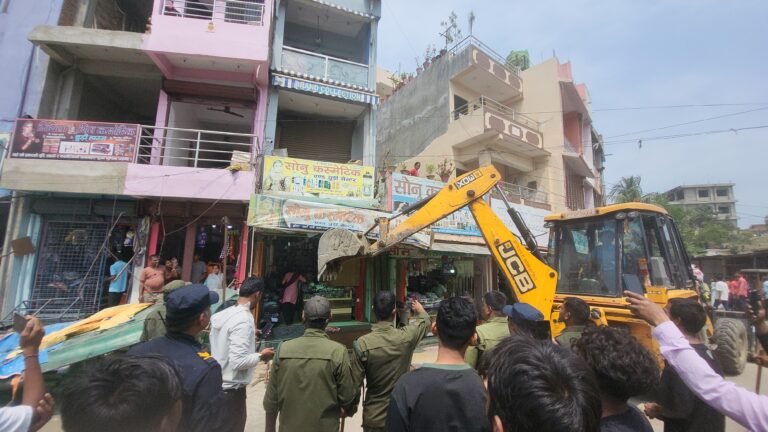 गंगा सागर पोखरी नजिक अनाधिकृत टहरा र फुटपाथका पसलहरुमा चल्यो डोजर