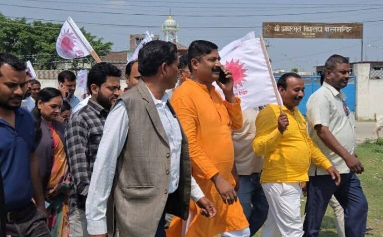 ओली र लेखक पक्राउको विरोधमा रौतहटमा एमालेको प्रदर्शन, सिडिओमार्फत सरकारलाई ज्ञापनपत्र