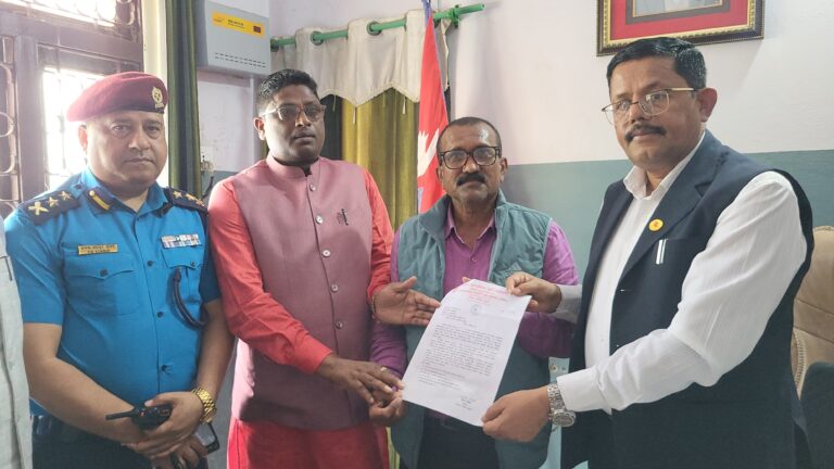 केपी ओलीलाई तत्काल रिहा गर्न माग गर्दै एमाले धनुषाले बुझायो विरोध पत्र