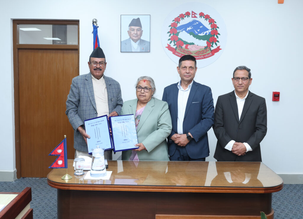 गौरीबहादुर आयोगको प्रतिबेदन बुझ्दै प्रधानमन्त्रीले भनिन् : निचोड मात्रै भए पनि सार्वजनिक गर्छौं