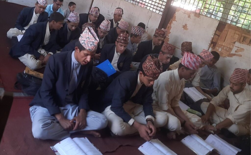 वेदविद्याश्रमका विद्यार्थी भुइँमै बसेर पढ्न बाध्य, सुधारको माग