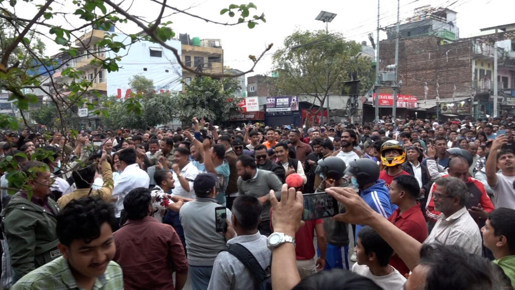 मकवानपुरका दुवै निर्वाचन क्षेत्रमा रास्वपाको अग्रता, मतगणनास्थल बाहिर समर्थकहरूको भीड