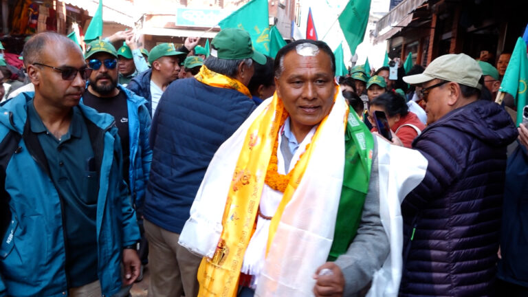 काठमाडौं ३ मा घरदैलो गरेका मतदाता भन्छन : कुलमानले हारे देश हार्छ’