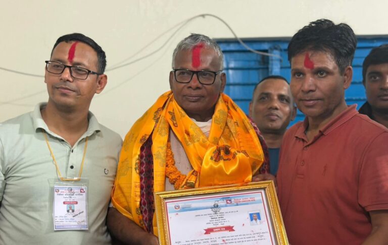 धनुषा–१ बाट निर्वाचित मातृका यादवले पाए निवार्चन आयोगबाट प्रमाणपत्र