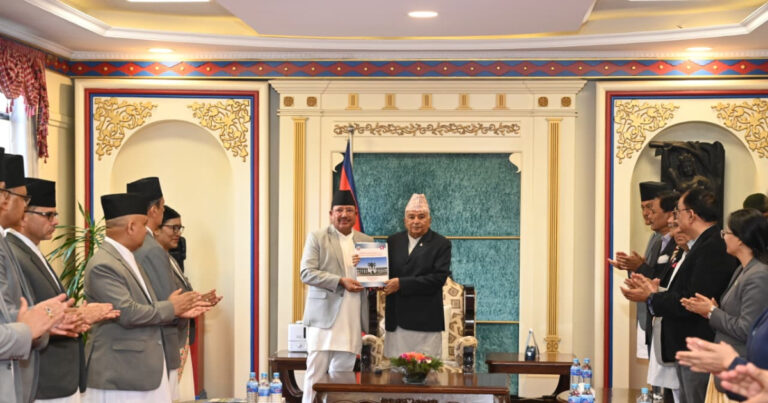 राष्ट्रपति पौडेल समक्ष निर्वाचन प्रतिवेदन २०८२ पेश