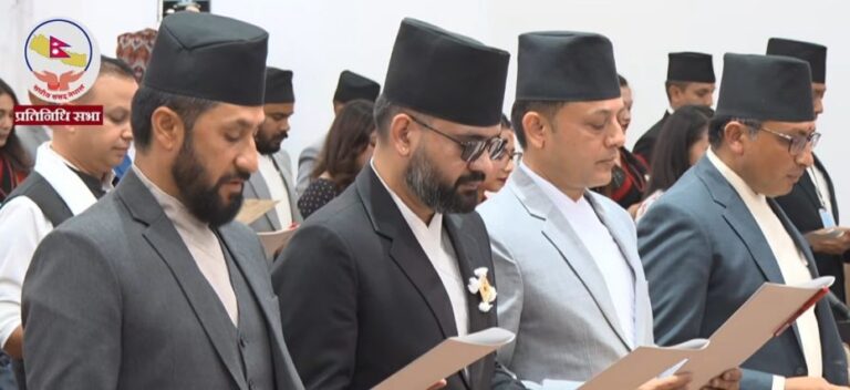 नवनिर्वाचित सांसदहरूले लिए शपथ