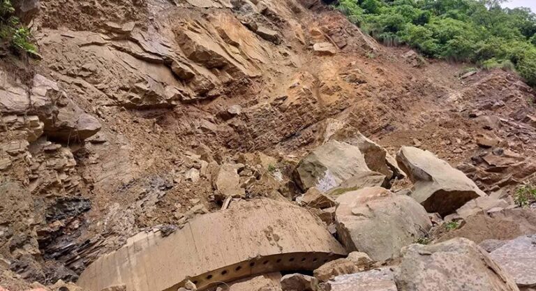 पहिरोले बुटवल-पाल्पा सडक अवरुद्ध