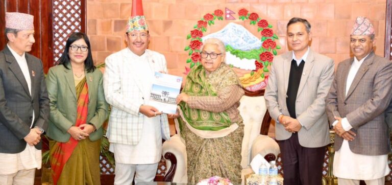 आयोगले प्रधानमन्त्रीलाई बुझायो मत परिणामसहितको प्रतिवेदन