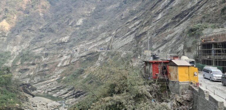 तिनाउ खोलामा डुबेर दुई भारतीय बेपत्ता