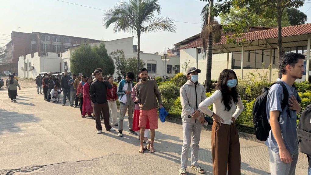 ‘लाइन होइन अनलाइन’ भन्नेहरुलाई गिज्याउने सिभिल अस्पतालको भिड