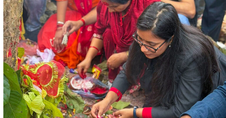 मन्त्री गौतमद्वारा चितवन राष्ट्रिय निकुञ्जस्थित विक्रम बाबा स्थलमा पूजा, प्रकृति संरक्षणमा जोड