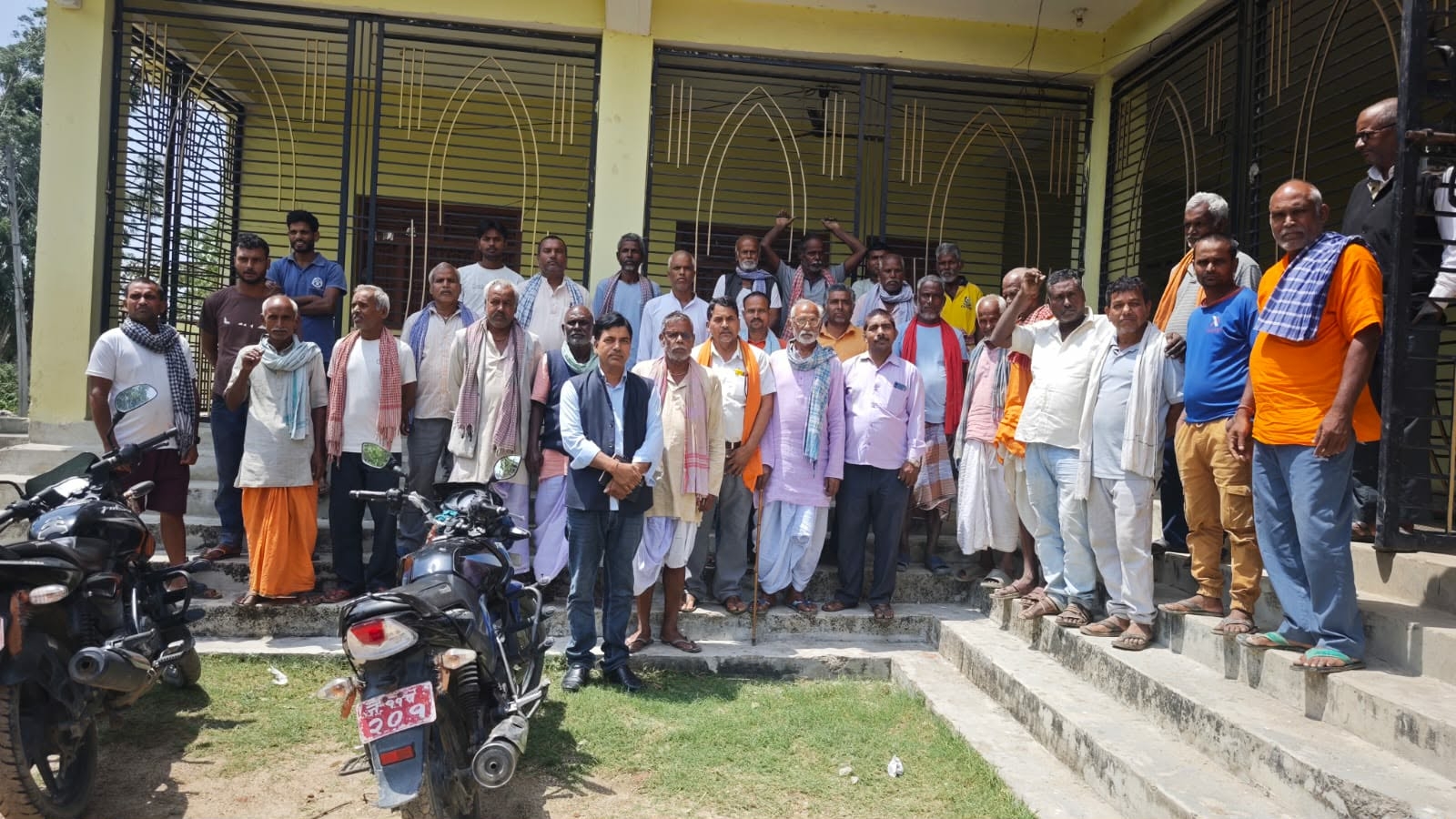 धनुषामा सडक निर्माण विवाद, गाउँपालिका अध्यक्ष प्रत्याशी यादव र स्थानीयहरू द्धारा आन्दोलनको चेतावनी