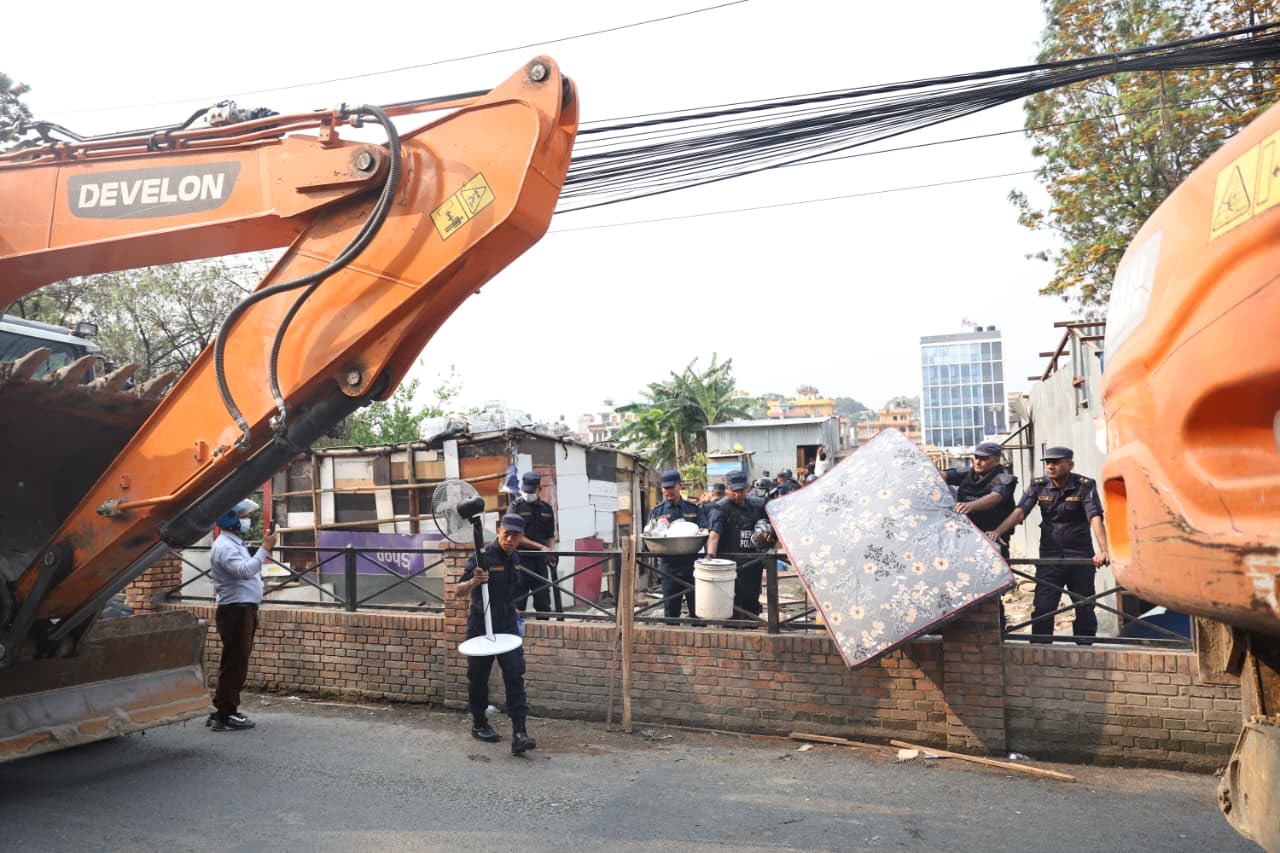 थापाथलीस्थित सुकुम्वासी वस्तीमा चल्यो डोजर