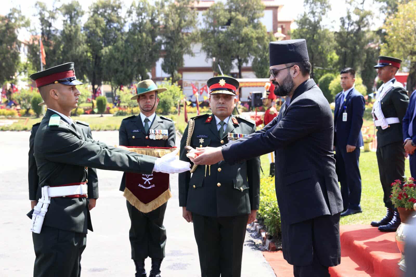 प्रधानमन्त्रीले उत्कृष्ट सैनिक अधिकृत क्याडेटहरूलाई खुकुरी र छडीद्वारा गरे पुरस्कृत