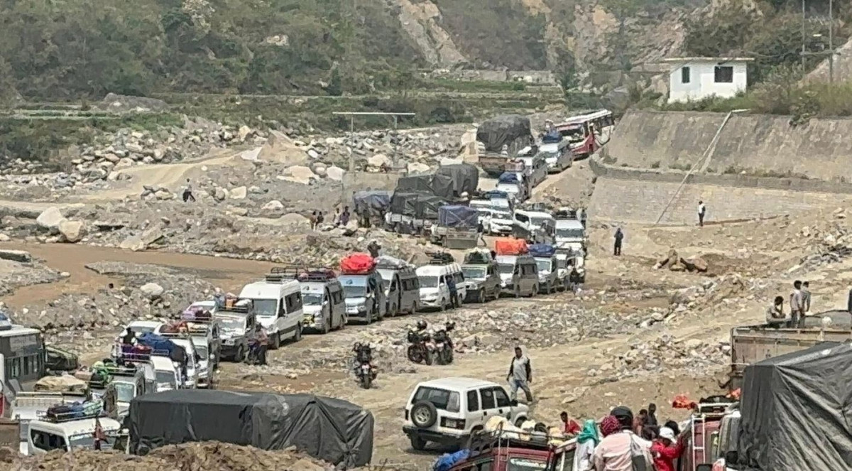 रोशी खोलाको बाढीपछि अवरुद्ध बीपी राजमार्ग पुनः सञ्चालनमा