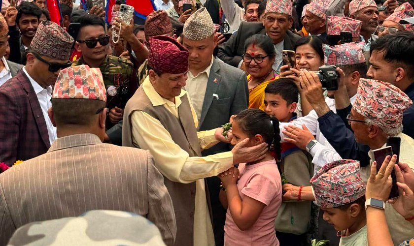 पोखरा आइपुगे ज्ञानेन्द्र शाह, विमानस्थलमा बाजागाजासहित स्वागत