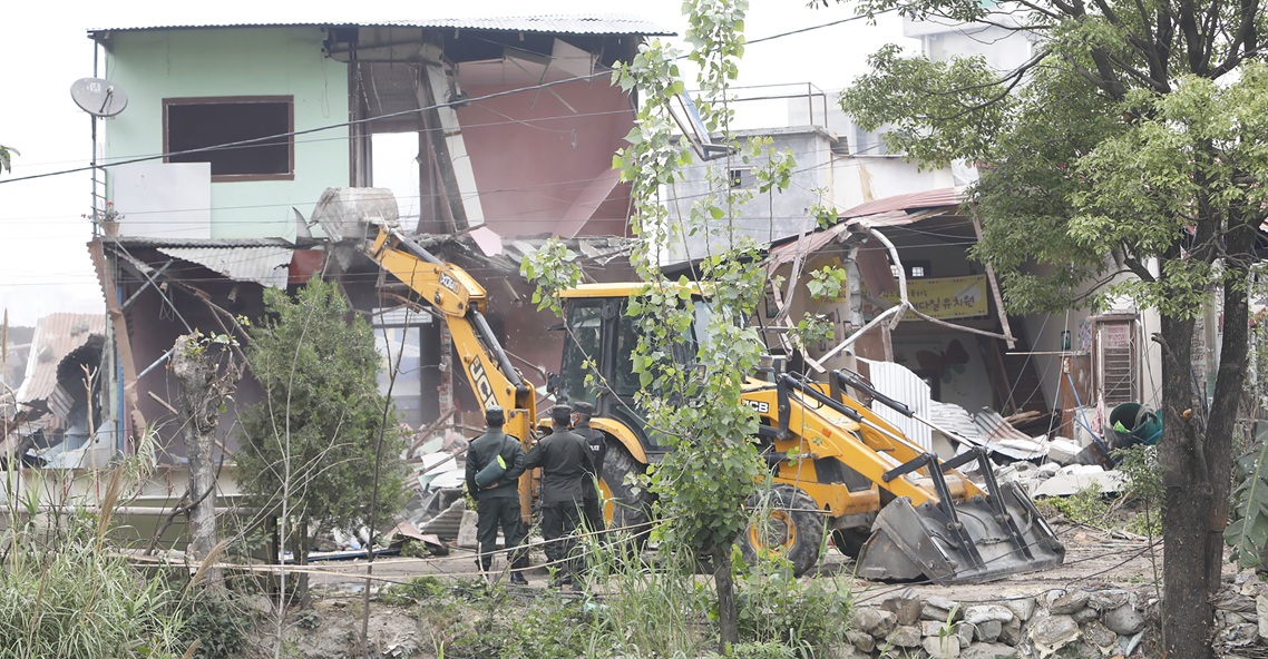 मनोहरा सुकुमवासी बस्तीका सबै ८१० घरटहरा भत्काइयो