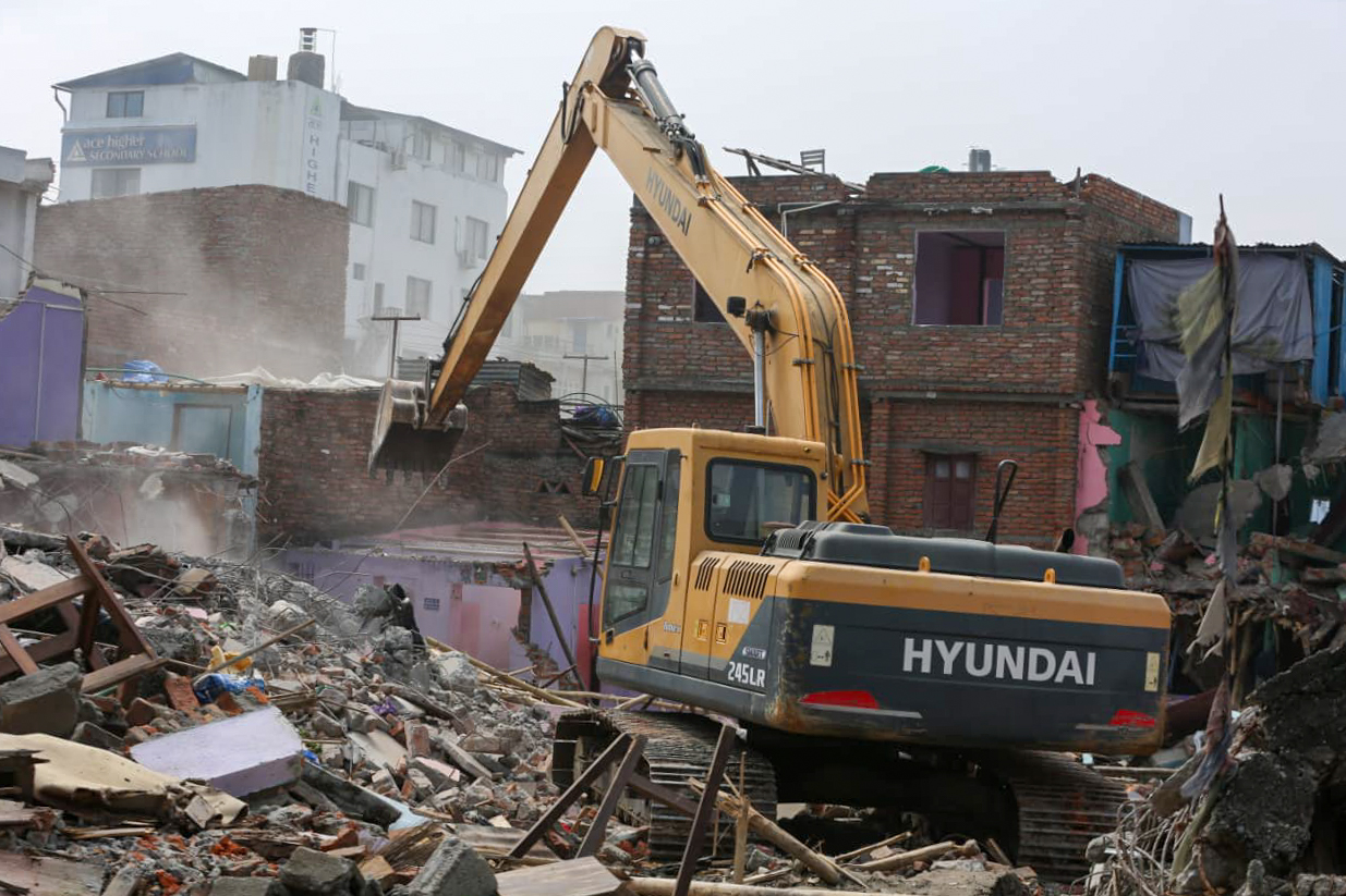 गैरीगाउँको सुकुम्बासी बस्तीको पक्की घरमा डोजर चलाइयो