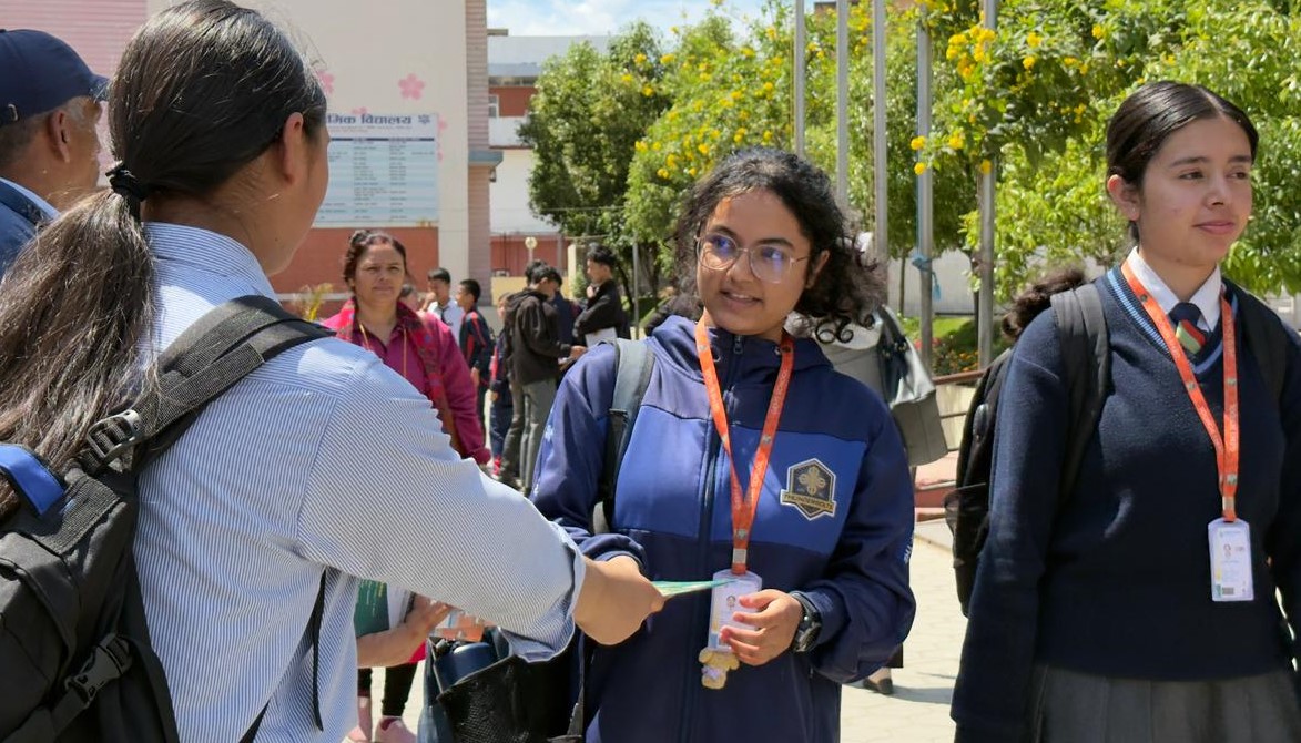 आइन्स्टाइन जेभियरका विद्यार्थी कलेजको मार्केटिङमा, परीक्षा केन्द्र बाहिर पर्चा वितरण