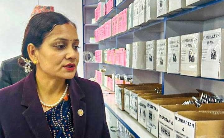 स्वास्थ्यमन्त्री मेहता आकस्मिक अनुगमनमा, झन्झट होइन राहत महसुस गराउन निर्देशन