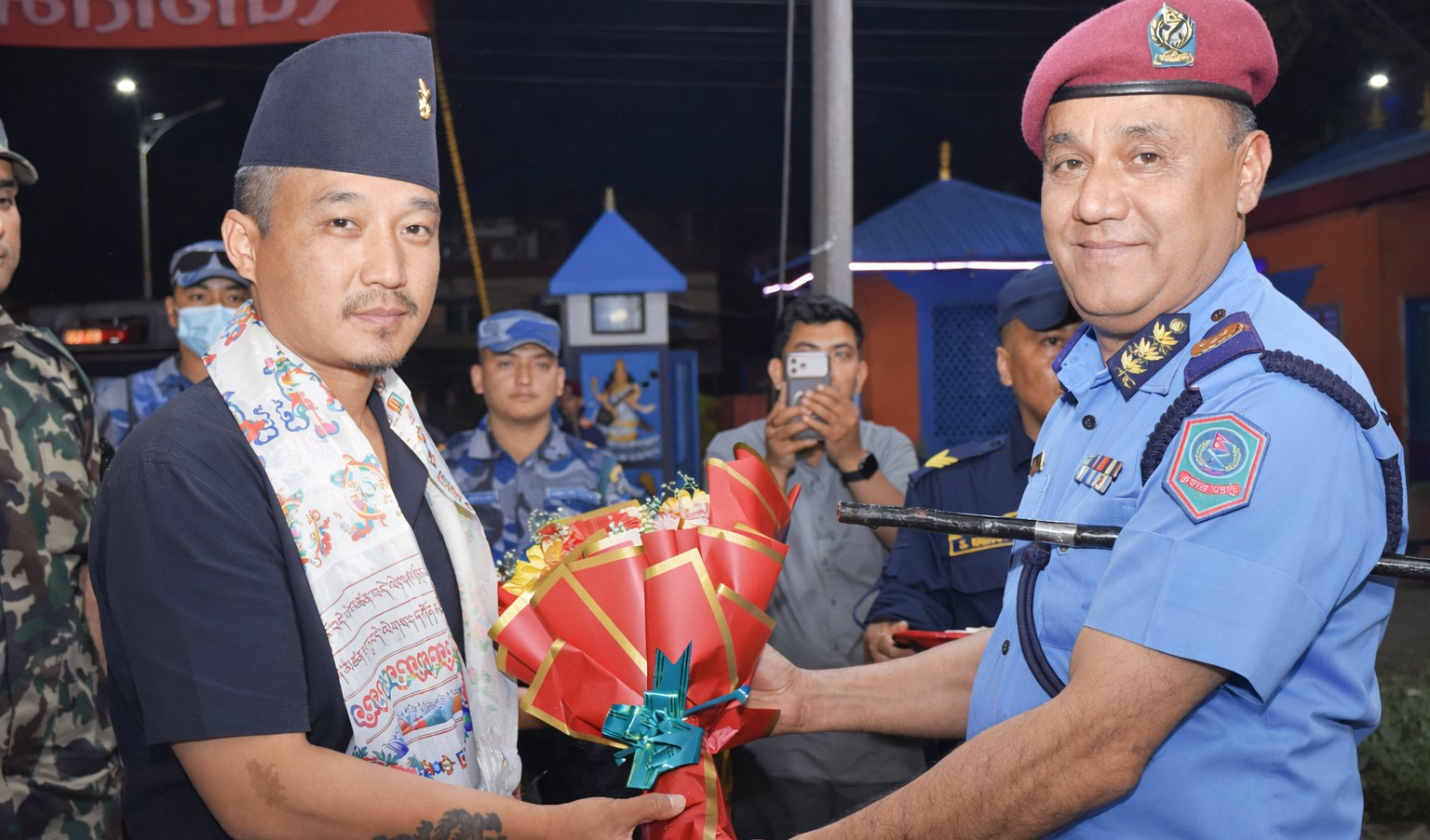 मध्यरातमा चितवन पुगे गृहमन्त्री गुरुङ, प्रहरीद्वारा स्वागत