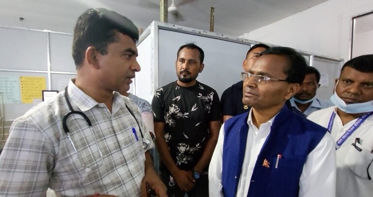 गृहमन्त्री महतोद्वारा प्रादेशिक अस्पतालको छड्के अनुगमन