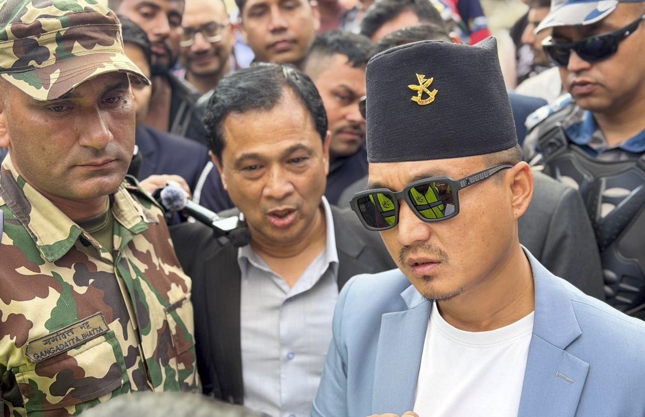 रोशी खोलाको निरीक्षणमा पुगेका गृहमन्त्री भन्छन् : हेलीमार्फत उद्धारको प्रयास गर्छौं