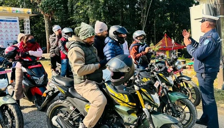 लागूऔषध सेवन गरी सवारी चलाउने १२ चालक पक्राउ