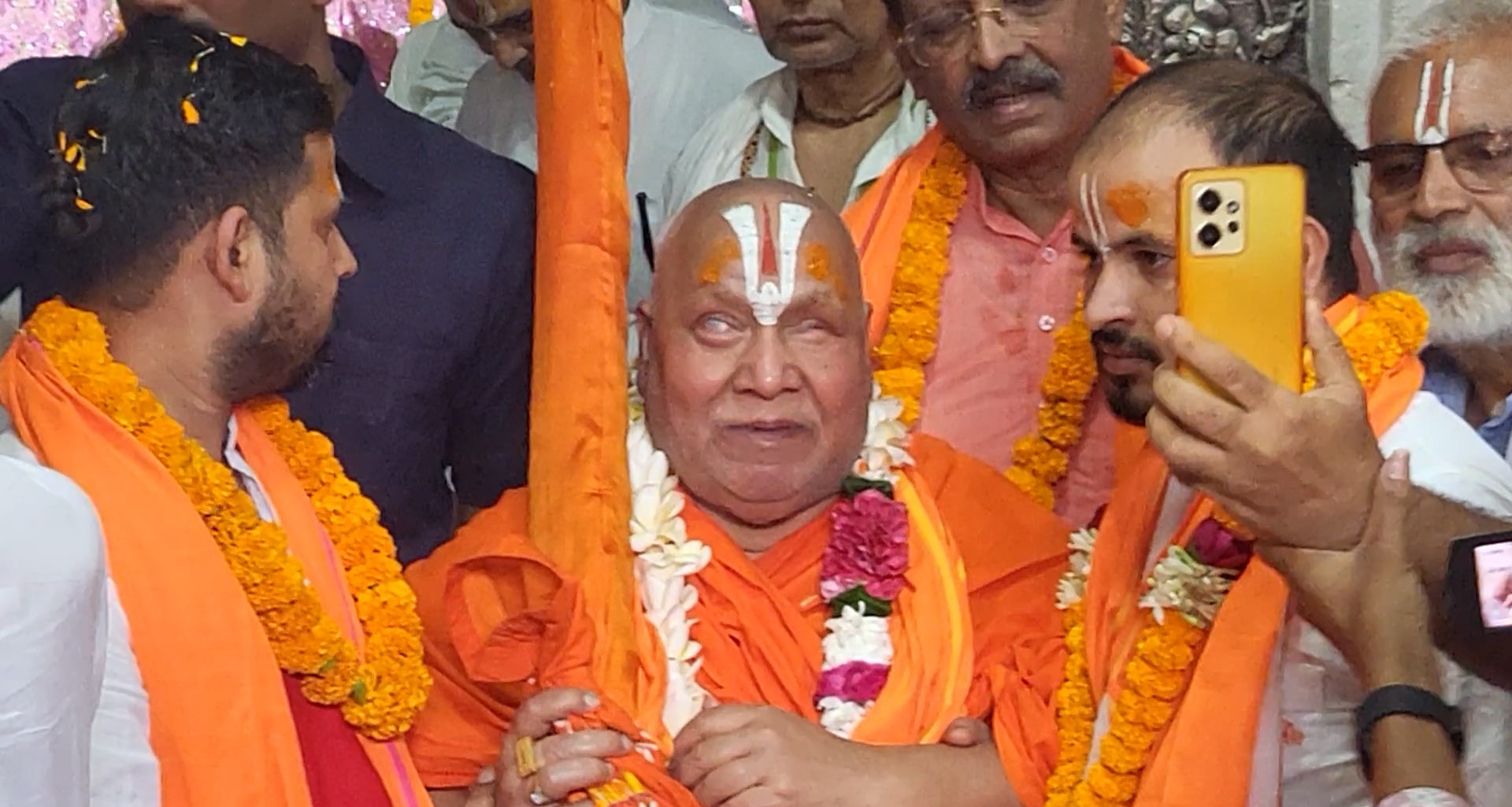 भारतप्रति प्रधानमन्त्री बालेनको दृष्ट ठिक छैन् : स्वामी रामभद्राचार्य