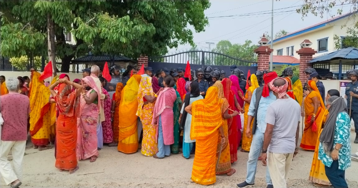 धनुषाका मिटरब्याज पीडितहरु अनिश्चितकालिन आन्दोलनमा, प्रहरी कार्यालय अगाडि प्रदर्शन