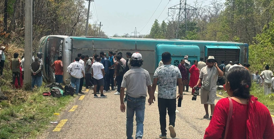 काठमाडौँबाट धनगढी जाँदै गरेको बस दु*र्घटना, राजमार्ग अवरुद्ध