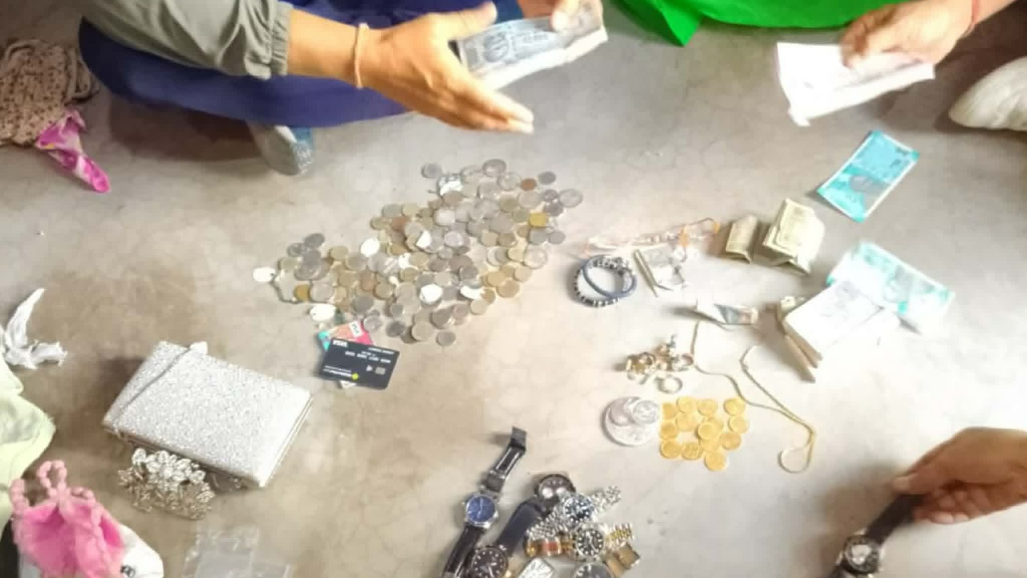 भारतबाट चोरी गरेर ल्याइएको हिरामोतीसहित दुई करोड बढीको सामान बरामद्