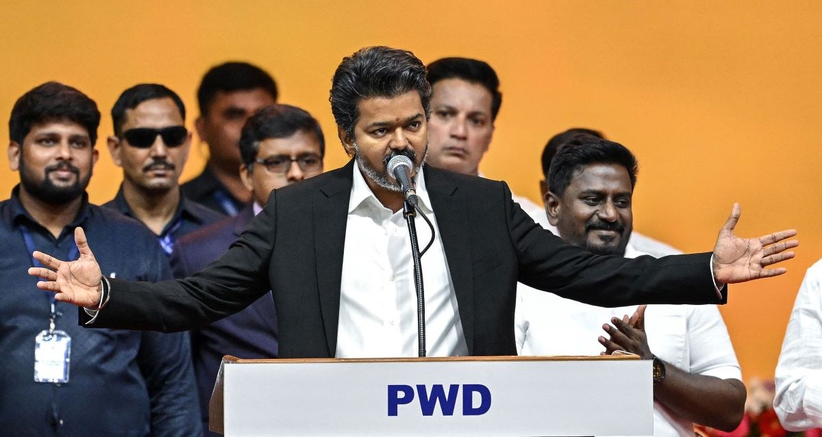 थलपति विजयले लिए मुख्यमन्त्रीको शपथ, मञ्चमै गरे तीन निर्णयमा हस्ताक्षर