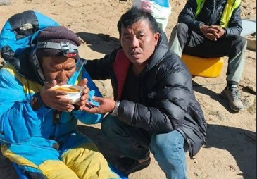 सगरमाथा क्षेत्रमा बेपत्ता दावा शेर्पा जीवितै फेला