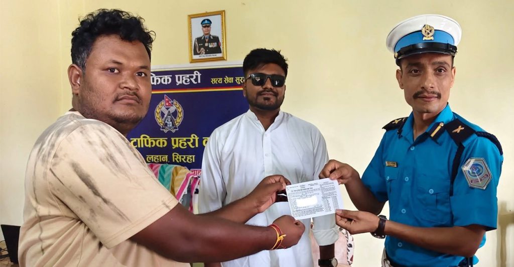 सांसद बब्लु गुप्तालाई ५०० रुपैयाँ जरिबाना