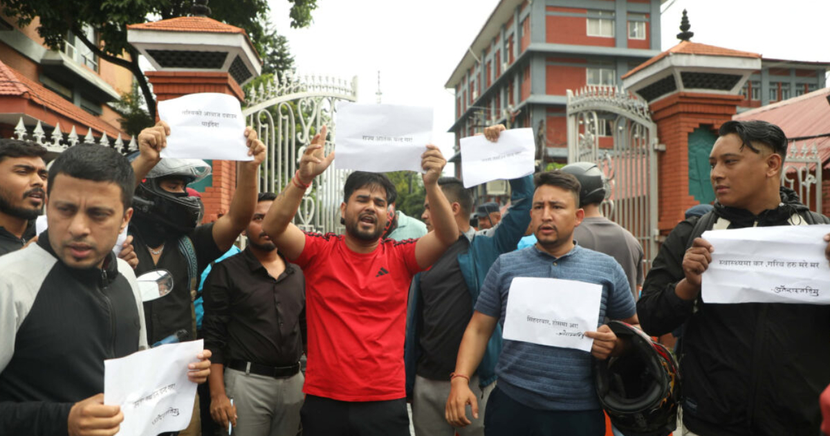 सिंहदरबार अगाडि बाइक पार्किङ गर्दै सरकारविरुद्ध प्रदर्शन
