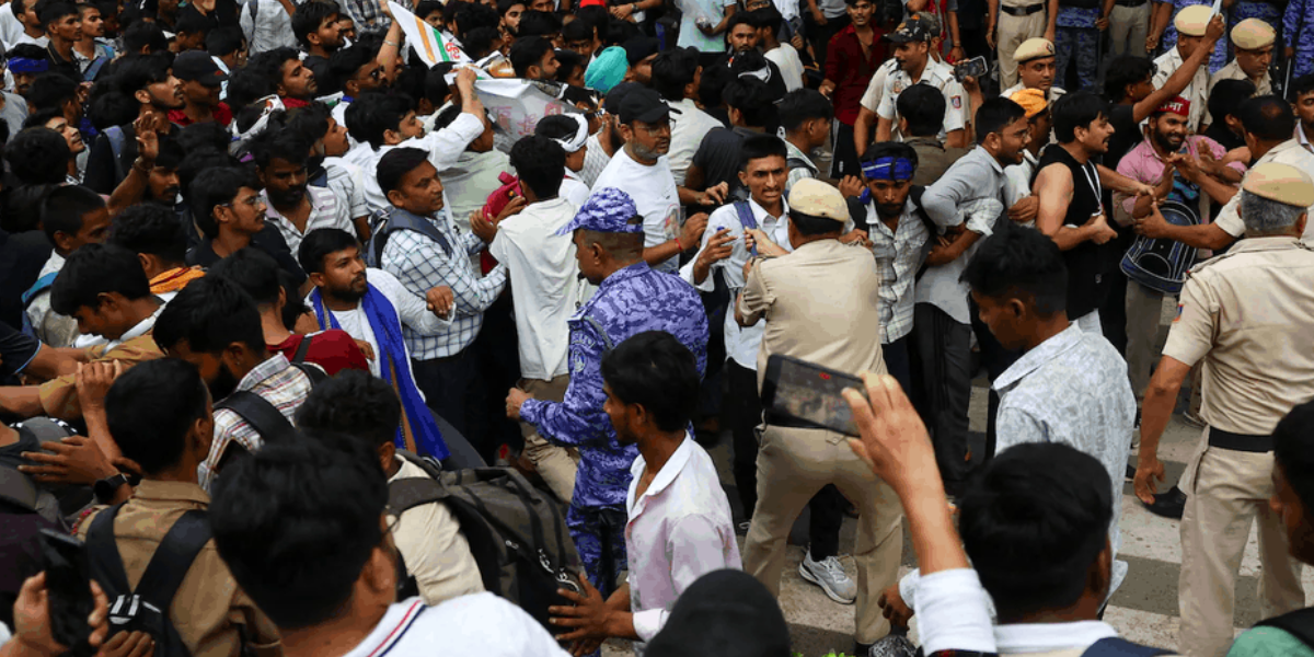 दिल्लीमा संसद् मार्च गर्न खोज्ने प्रदर्शनकारीमाथि अश्रुग्यास र लाठीचार्ज