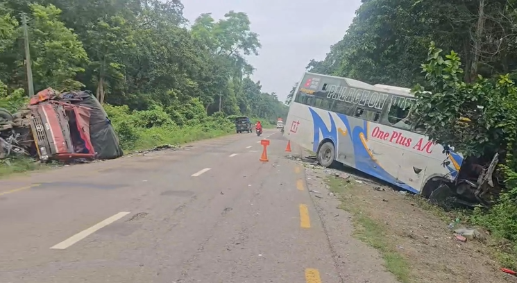 रौतहटमा भयानक दु*र्घटना : ट्रक र बस ठोक्किँदा आठ जना घाइते