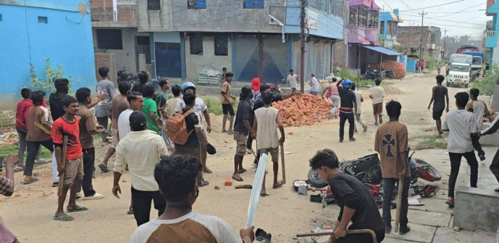 सिरहाको गोलबजारमा तनाव, दुई पक्षबीच झडप